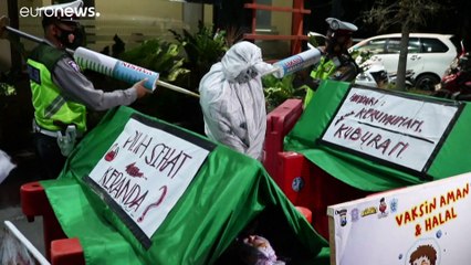 شاهد: "أشباح" في شوارع إندونيسيا لتحذير المواطنين من مخاطر كورونا