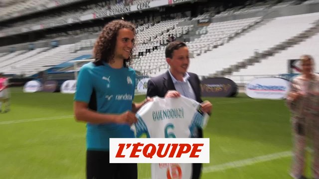 Guendouzi pose avec le maillot de l'OM - Foot - Transferts - OM