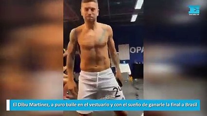El Dibu Martínez, a puro baile en el vestuario
