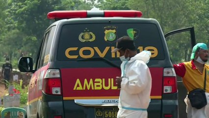 'Fique em casa', pede um 'fantasma' indonésio