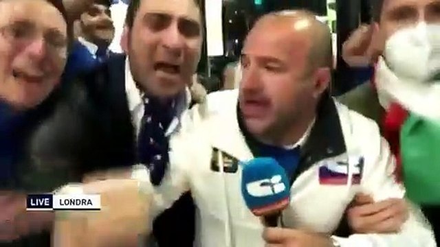 Fratelli d'Italia e Raffaella Carrà, lo show dell'inviato dopo Italia-Spagna - Video