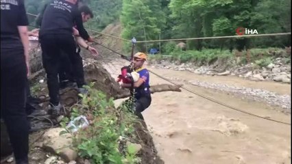 Çöken yol sebebiyle mahsur kalan 7 kişilik aile, halatlarla kurtarılıyor