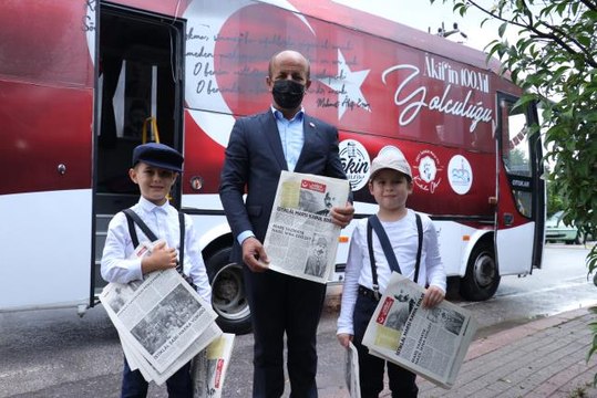 Otobüsle mahalle mahalle gezerek İstiklal Şairi Mehmet Akif Ersoy'un mücadelesini anlatıyorlar