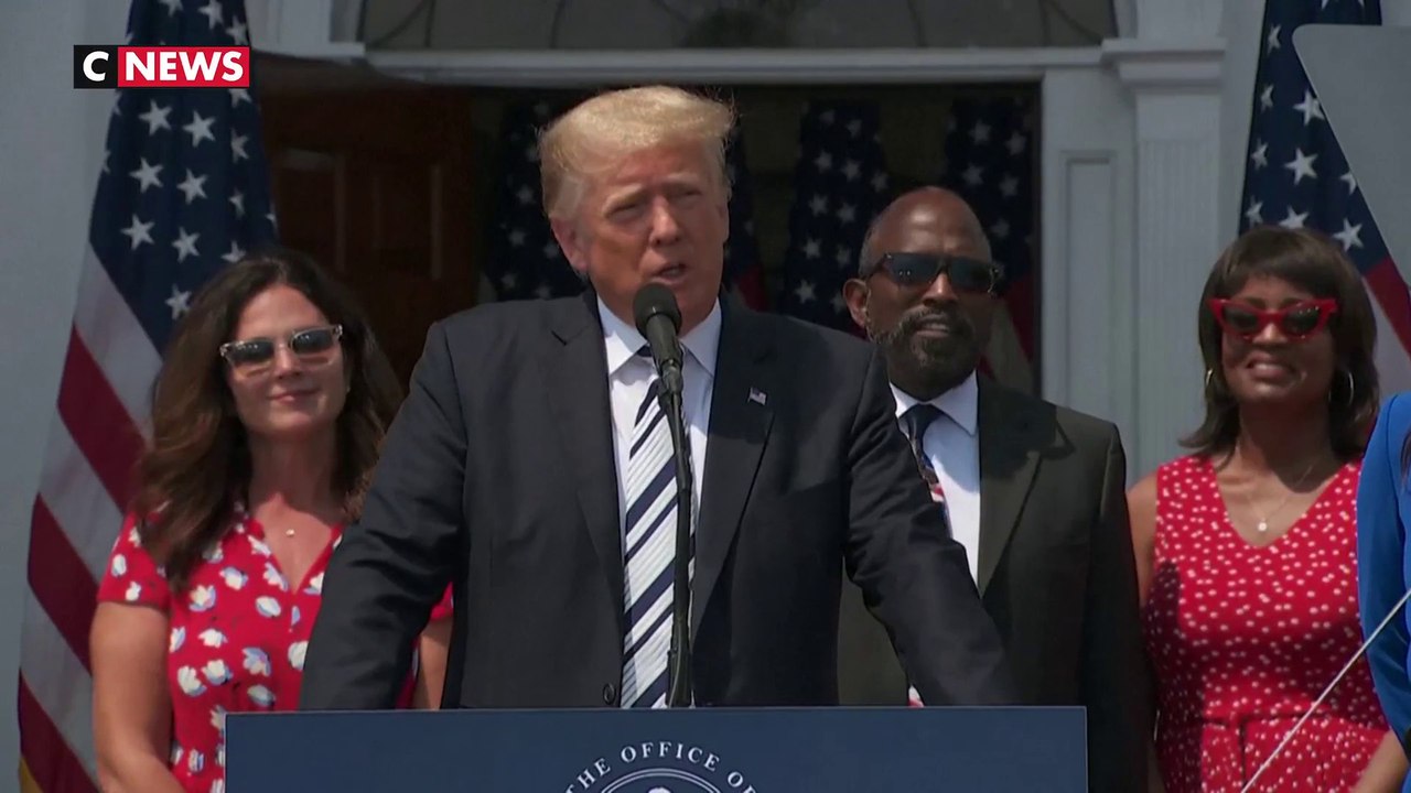 Donald Trump porte plainte contre Facebook, Goo...