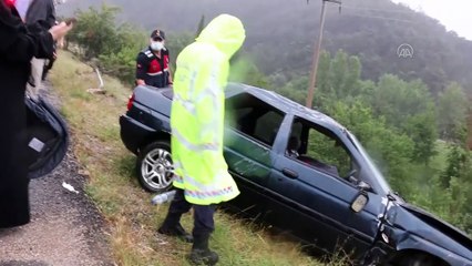 BOLU - Mudurnu'da otomobil trafik tabelasına çarptı: 3 yaralı