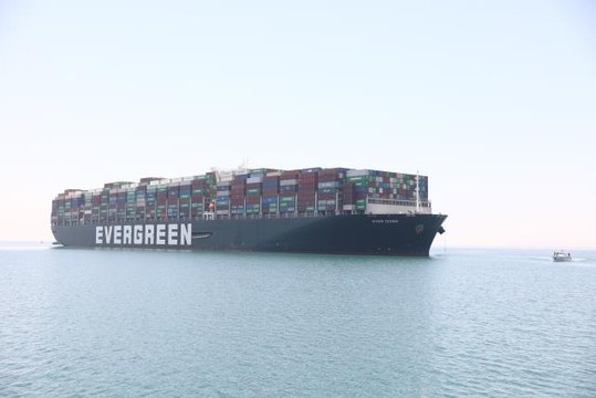 Süveyş Kanalı'nı 6 gün boyunca tıkayan Ever Given gemisi yaklaşık 3,5 ay sonra Mısır'dan ayrılıyor