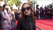 Isabelle Huppert arrive sur le Tapis Rouge - Cannes 2021