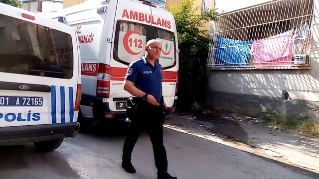 ADANA - Kendini odaya kilitleyen bıçaklı kişiyi polis ikna etti