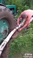 Il trouve une méthode ingénieuse pour désembourber son tracteur... efficace