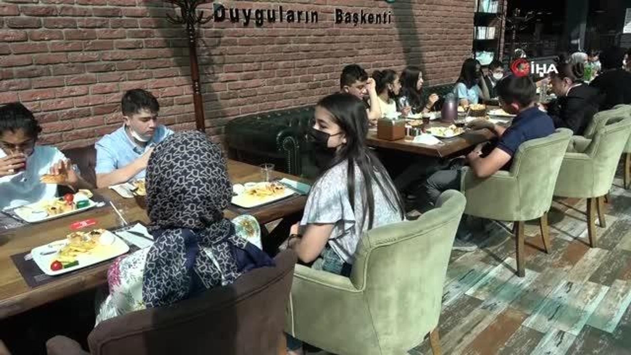 LGS'de başarılı olan 137 öğrenci tek tek ödüllendirildi