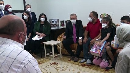 ANKARA - Cumhurbaşkanı Erdoğan, Sincan'da yaşayan Mustafa Ürün ve ailesini ziyaret etti