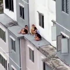 Mặc Covid-19, 5 chị gái rủ nhau trèo ra bờ tường tầng 6 buôn chuyện