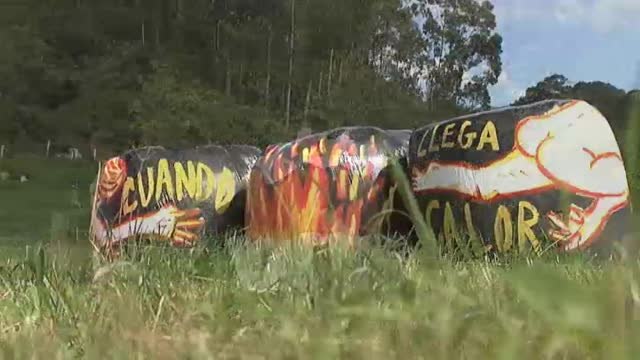 Las bolas de silo llenan de arte los prados de Llanes (Asturias)