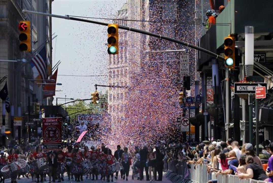 New York'ta salgın döneminin "kahramanlarından" geçit töreni