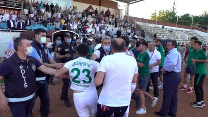 Maçın bitiş düdüğü ile saha karıştı, polis olaya müdahale etti