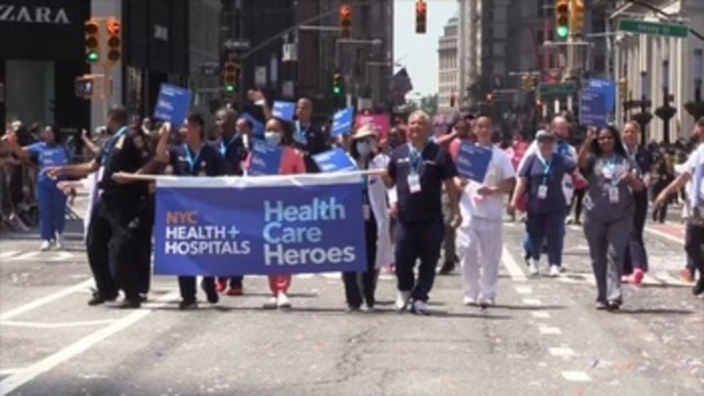 Nueva York celebra el fin de las restricciones con un desfile sin mascarillas