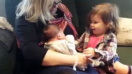 Kardeşleriyle ilk defa karşılaşan çocuklar