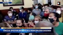 Concejal opositor irrumpió en la municipalidad exigiendo documentación y provocó una batahola