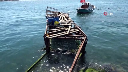 Üsküdar'da savaş gemilerinin oluşturduğu sert dalgalar kafeyi sular altında bıraktı
