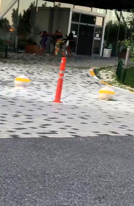 Son dakika haber! Yabancı uyruklu kadınların saç saça baş başa kavgası kameralarda