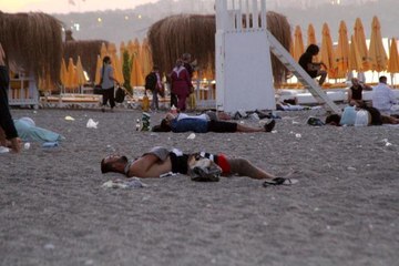 Aşırı sıcakların etkisindeki Antalya'da sahiller açık hava oteline döndü