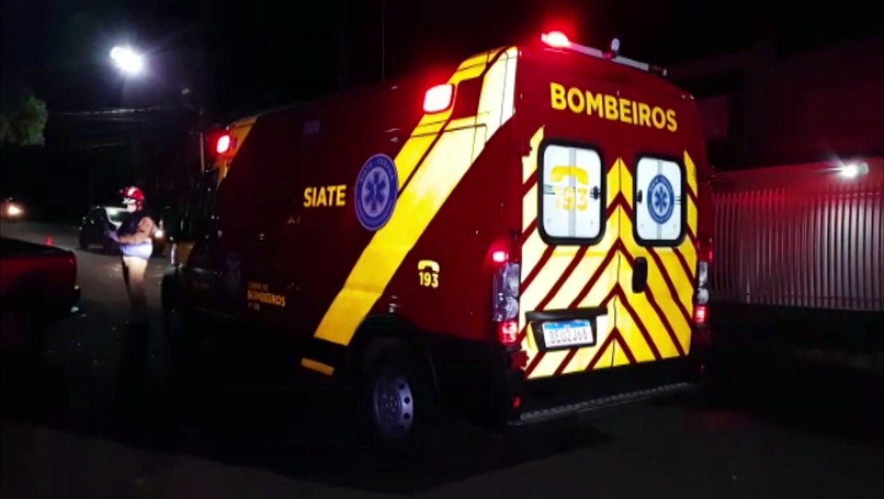 Ocupante de moto, casal de jovens fica ferido em colisão contra Fiat Strada na Rua Manoel Ribas, no Centro