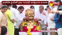 వై యస్ ఆర్ విగ్రహానికి నివాళులర్పించిన YSRCP నేతలు