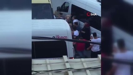 Düğün konvoyunu bırakıp minibüs şoförünü dövdüler