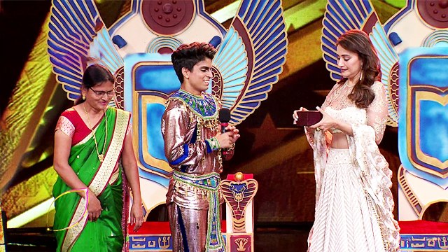 Dance Deewane: Madhuri Dixit Gifts A Golden Kada To Piyush Gurbele's Mother