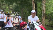 ANKARA - Milli Eğitim Bakanı Ziya Selçuk, Eymir Gölü'nde öğrencilerle bisiklet sürdü