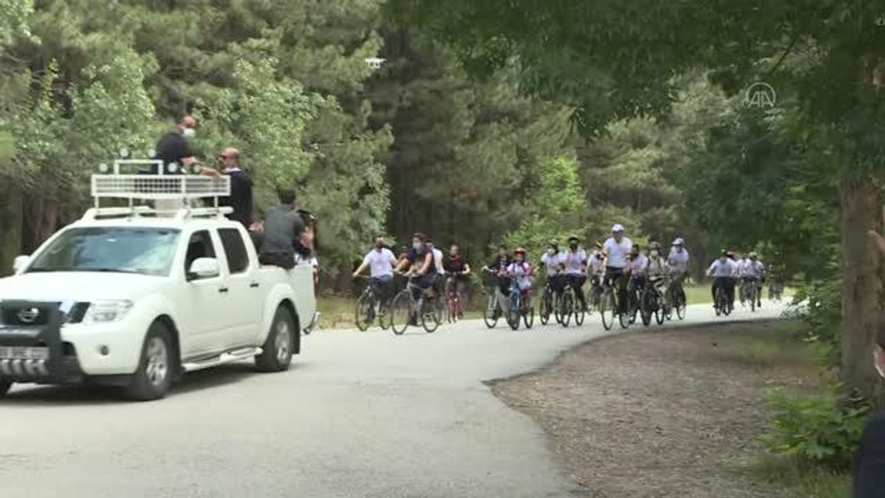 Milli Eğitim Bakanı Ziya Selçuk, Eymir Gölü'nde öğrencilerle bisiklet sürdü