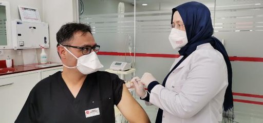 DİŞ HEKİMİ EŞİNE AMELİYATTAYKEN AŞI YAPAN SALİHA HEMŞİRE GURUR DUYDUM