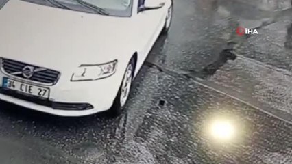 Bahçelievler'de ilginç olay kamerada: Hışımla aracından indi, düşürdüğü telefonun üzerinden geçti