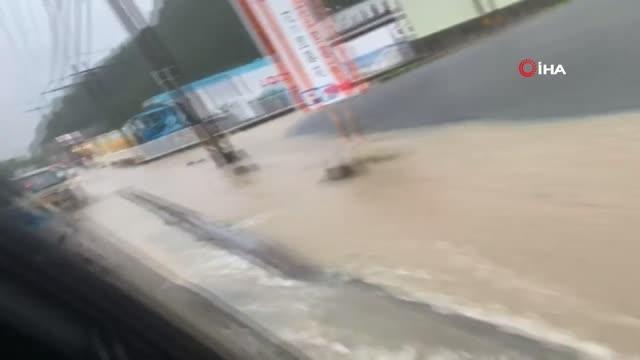 Japonya'da felaket üstüne felaketŞiddetli yağış bu kez Hiroshima'yı vurdu, sel baskınları yaşandı