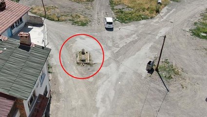 Ev sahiplerinin rüyasına girince keşfedilen mezar, belediye çalışması sonucu yol ortasında kaldı