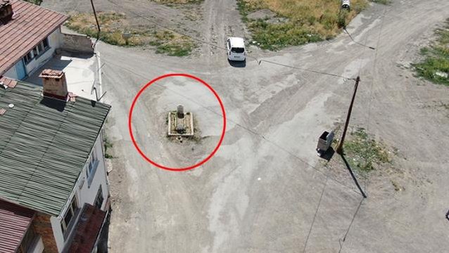 Ev sahiplerinin rüyasına girince keşfedilen mezar, belediye çalışması sonucu yol ortasında kaldı