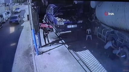 Otomobilin camından kurşun yağdırdı, iş yerindekiler kaçacak yer aradı