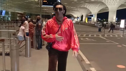 Ranveer Singh Mumbai Airport पर Ratro Look में हुए Spott | FilmiBeat