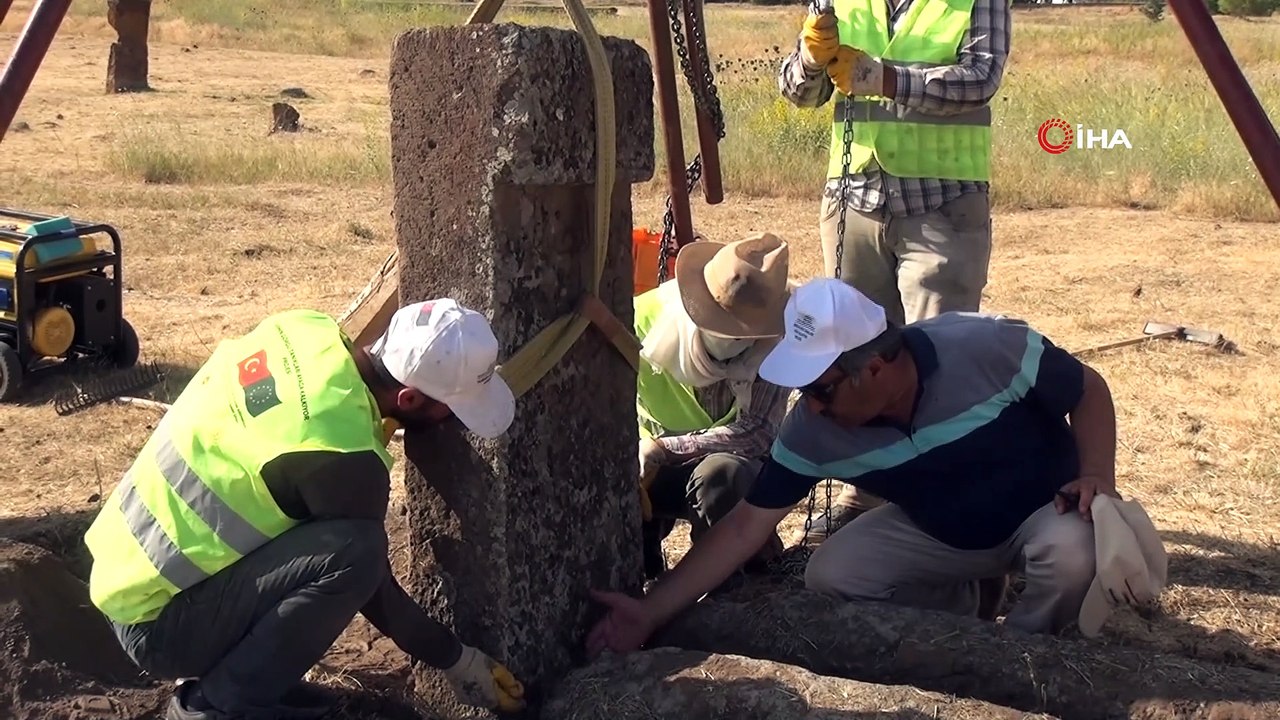 Selçuklu Meydan Mezarlığı'nda İlhanlı dönemine ait kemerli yeni mezar taşı tespit edildi