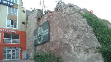 Şehrin göbeğinde düşmeye yakın olan kaya parçaları, yürekleri ağızlara getiriyor