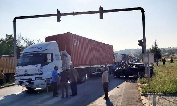 TIR, kırmızı ışıkta bekleyen araçlara çarptı: 8 yaralı