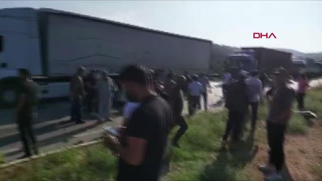 TIR, KIRMIZI IŞIKTA BEKLEYEN ARAÇLARA ÇARPTI 8 YARALI