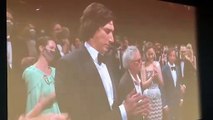 Adam Driver fume une cigarette dans le palais des festivals de Cannes