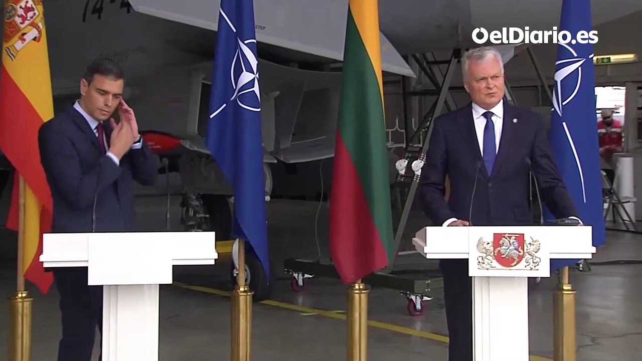 La comparecencia de Sánchez y el primer ministro lituano es interrumpida por la maniobra del avión que tenían a sus espaldas