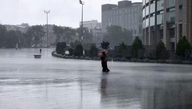 Şişli'de aniden bastıran sağanak vatandaşlara zor anlar yaşattı