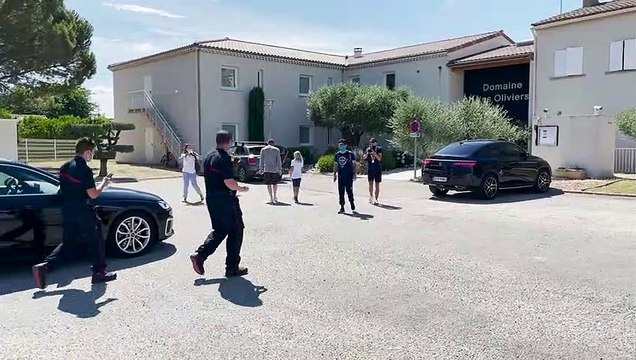 Inside teams - Cavendish (Deceunink Quick-Step) taking time for fans before stage 12