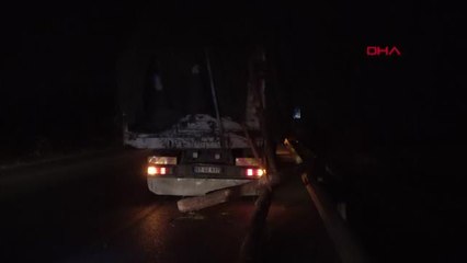 KAMYONDAN DÜŞEN TOMRUKLAR KAZAYA NEDEN OLDU