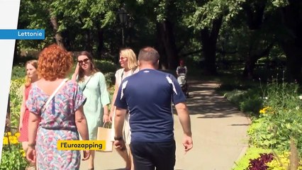 Eurozapping : le vaccin ou le licenciement en Lettonie ; des tirs sur un journaliste aux Pays-Bas