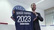 PSG - Ramos pose avec son nouveau maillot