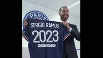 Ramos pose avec le maillot du PSG